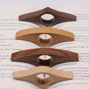 Porte-page en bois massif, marque-page en bois fait main, cadeaux artisanaux - Product Image 1