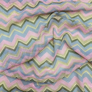 Tessuto Traforato <span class=keywords><strong>a</strong></span> <span class=keywords><strong>Maglia</strong></span> con Motivo Geometrico <span class=keywords><strong>a</strong></span> Strisce e Onde Zig Zag in Colori Metallici Dorati per Costumi da Bagno e Bikini - Product Image 4