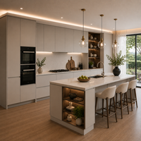Meubles de cuisine laqués avec façades grises mates, niches en bois fumé et îlot central avec sièges