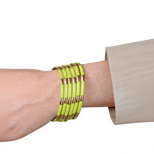 กำไลข้อมือทองชุบดีไซน์เก๋ ประดับเรซิ่น ตกแต่งด้วยทองเหลือง ของขวัญสุดเก๋สำหรับผู้หญิงและเด็กผู้หญิง ดีไซน์ทันสมัย เหมาะสำหรับงานแต่งงาน - Product Image 1
