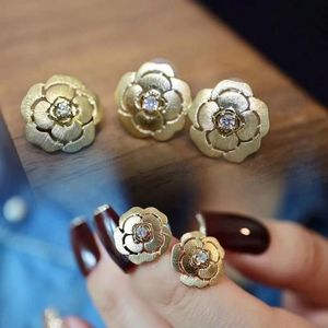Nouveauté Xinfly Au750 - Boucles d'oreilles pour femmes en or véritable 18 carats avec diamants véritables, forme de fleurs de camélia magnifiques - Product Image 4
