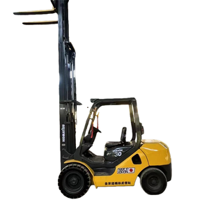 Chariot élévateur à contrepoids d'occasion Komatsu FD30 3 tonnes du Japon avec déplaceur latéral sur chenilles et hauteur de levage de 4,5 m pour l'empilage - Product Image 1