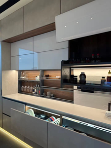 Cuisine moderne sur mesure de style luxueux en bois massif avec îlot, matériaux de qualité supérieure pour des espaces de cuisine élégants - Product Image 6