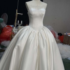 Hz032 Impresionante Vestido de Novia de Satén Duquesa Estilo Basque Minimalista, Color Marfil, Sin Tirantes, Escote Corazón, con Copas y Corsé, Jancember - Product Image 3