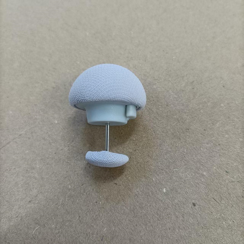Bouton champignon gris avec épingle en tissu simple et aiguille en acier