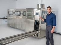 Ligne de production d'eau minérale en bouteille en plastique automatique électrique de 5 gallons à haute productivité avec précision de 2 ml