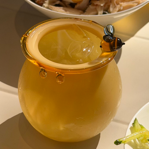 Vaso de Vidrio con Diseño Creativo y Adorable de Abejita, Tarro de Vidrio para Miel, Regalo Divertido y Original - Product Image 1