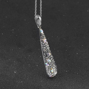 Nouveau Pendentif Goutte d'Eau Long et Tendance avec Zircon, Pompon Délicat et Pendentif en Résine de Luxe Léger pour Femme, Vente en Gros - Product Image 6