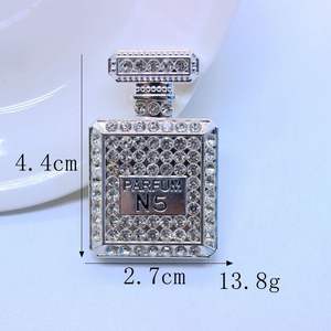 Venta al por mayor forma de botella Diy diseñador de letras de cristal accesorios personalizados de lujo teléfono basura caso decoración bolsa encanto - Product Image 2