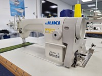 Bon prix d'occasion état Jukis 8700 Machines à coudre avec table à vendre