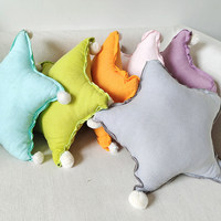Coussin en lin pour l'exportation européenne et américaine, oreiller triangulaire nordique fait main avec pompons et étoile unie