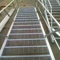 Escalier en acier galvanisé à chaud avec rampes, marches antidérapantes dentelées, escalier métallique industriel robuste pour atelier extérieur