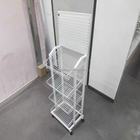Supermarché personnalisé Dépanneur Petites chaussettes cosmétiques Présentoir poreux Planche à trous Présentoir amovible aux croustilles présentoir