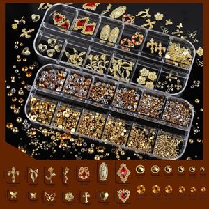 Lot de 4 décorations d'ongles Y2K de luxe en métal doré, demi-rondes, avec perles caviar, rivets, breloques, motifs amour et fleurs, et strass - Product Image 3