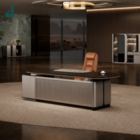 Bureau de direction haut de gamme à base métallique côtelée verticale, finition argent satiné, avec armoire latérale intégrée et prise escamotable pour bureau