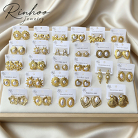 RINHOO Juego de Aretes de Perlas con Flores Estilo Vintage, Aretes de Acero Inoxidable Dorados, Regalo para Mujer