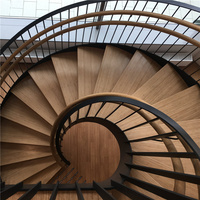 Système d'escalier droit en bois massif moderne avec balustrade sur mesure pour projets de villas