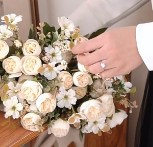 2025 Hot Bán 29Cm Cổ Điển Rouge Bead Chuỗi Bó Hoa Hồng Nhân Tạo Hoa Trang Trí Cho Lễ Tạ Ơn Tốt Nghiệp Của Mẹ Ngày - Product Image 3