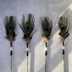 Brinquedo para Gato com Plumas de Pavão Ecológico - Resistente a Mordidas, com Sino, Brinquedos Não Tóxicos para Gatos - Product Image 1