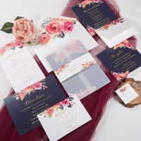 Cartes d'invitation de mariage romantiques bleu marine à motifs floraux corail, papier vélin, invitations de mariage avec pochette et bande de maintien