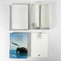 Boîte avec logo personnalisé estampillé en argent avec design de couvercle amovible en ruban pour emballage de cadeau d'entreprise de style livre de luxe réutilisable