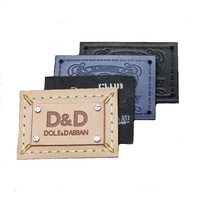 Écussons en cuir PU personnalisés en gros, gravés au laser, logo en relief, étiquettes thermocollantes pour casquettes de camionneur et jeans
