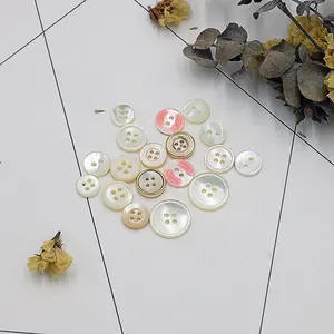 Bottoni ingrosso a 4 fori con guscio di tarocchi a conchiglia naturale perlescente per camicia con bottoni a 2 fori per abbigliamento