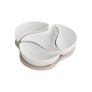 Piatto da Antipasto a Forma di Quadrifoglio in Porcellana Bianca con Supporto in Bambù Naturale - Product Image 1