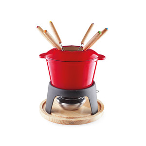 Pot à fondue rouge avec brochettes en bois et support pour faire fondre le fromage ou le chocolat - Product Image 1