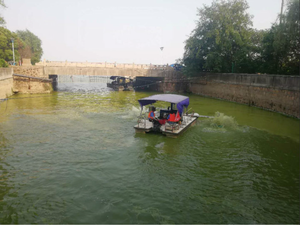 Pequeña embarcación eléctrica para limpieza de aguas, eliminación de algas y maleza en ríos urbanos y canales estrechos, 1 año de garantía, productividad de 25000 L/hora - Product Image 3