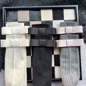 Chaussettes à poils mi-mollet de style japonais pour femmes, rayures verticales grises, chaussettes à mollet fines avec nœud polyvalent avec logo ODM sur la <span class=keywords><strong>manchette</strong></span> - Product Image 3