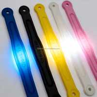 Sangle de talon en silicone LED clignotante pour sabots, activée par vibration avec plusieurs modes de clignotement, un accessoire de chaussure exquis.