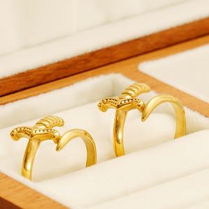 Anillo Estilo Espada y Daga, Chapado en Oro <span class=keywords><strong>de</strong></span> 18K, Anillo <span class=keywords><strong>de</strong></span> Acero Inoxidable Ajustable Abierto con Diseño <span class=keywords><strong>de</strong></span> Cuchillo - Product Image 2