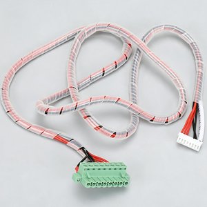 Harnais de câblage multi-prises personnalisé avec gaine spirale, connecteur blanc et bornier vert pour le contrôle et l'automatisation industriels - Product Image 2