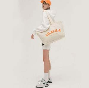 Sac fourre-tout réutilisable pour femme, personnalisé avec logo imprimé par sublimation, idéal pour la gym, les courses et le shopping, en tissu oversize vierge. - Product Image 4