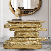 Mesa Consola Asimétrica con Elementos de Latón y Mármol Estilo Stonehenge para Decoración del Hogar, Hotel, Residencia, Salón o Villa