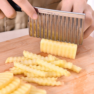 Couteau à frites en acier inoxydable à dents de loup Coupe-pommes de terre domestique en forme de vague pour couper les légumes et les fruits - Product Image 3