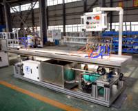 Nouvelle machine d'extrusion pour la fabrication de goulottes de câbles électriques en PVC et UPVC avec rainurage latéral, perçage de trous et fabrication en ligne