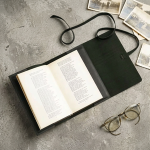 Funda de cuero para libros con correa y grabado artesanal para libros clásicos - Product Image 3