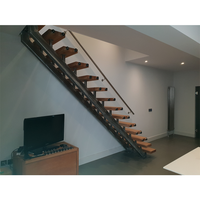 Escalier intérieur moderne avec marches en bois, escaliers intérieurs pour appartement