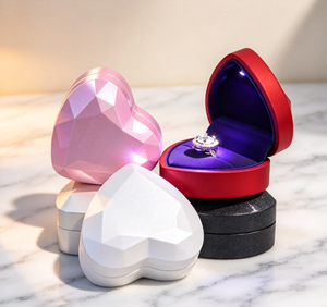 Boîte à bague LED en forme de cœur à facettes, en carton brillant, design diamant multi-facettes, doublure en velours violet, fermeture magnétique - Product Image 2