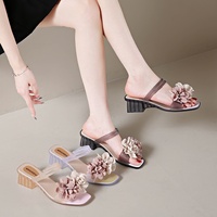 Chaussons d'été à talon moyen pour femmes Sandales plates à double port à la mode Fleurs Semelle épaisse polyvalente pour le style des vacances