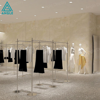 Porte-vêtements en métal style industriel pour femmes, étagère à vêtements, idéal pour les boutiques de mode urbaines – Idée de design d'intérieur