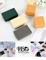 Le fabricant personnalise des boîtes à bijoux en carton de différentes tailles avec des textures de papier spéciales pour créer un style de design unique.