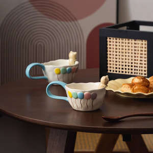 Taza con diseño de oso de dibujos animados y globo, con color bajo esmalte, resistente a altas temperaturas, apta para microondas y lavavajillas, segura para alimentos, con asa. - Product Image 2