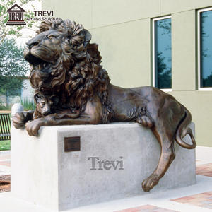Escultura de León Acostado de Bronce Fundido, Estatua de Animales de Metal de Tamaño Real para Exteriores, Marca TREVI, en Venta - Product Image 1