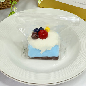 ของเล่นบีบเค้กบราวนี่สตรอว์เบอร์รีธีมอาหารแปลกใหม่ ของเล่นบีบเหนียวสุดๆ บรรเทาความเครียด ของขวัญสำหรับเด็กและผู้ใหญ่ ของเล่นบำบัด - Product Image 3