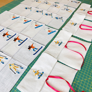 Vente en gros de sous-verre à cocktail atmosphère romantique serviettes en coton à rayures tissu brodé fait à la main pour les mariages et les hôtels - Product Image 1