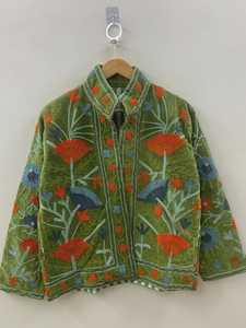 Chaqueta Bordada Suzani de Terciopelo Verde Hecha a Mano, Abrigo Bohemio de Invierno para Mujer, Ropa Exterior Étnica de Boutique India - Product Image 4