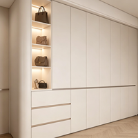 Armoire de chambre à coucher moderne en bois de frêne clair, prête à assembler (RTA), avec poignées noires minimalistes, fabrication OEM ODM.